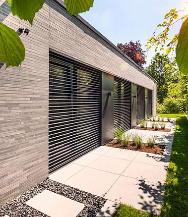 Hausfassade mit Außensonnenschutz (Raffstore Rolladen für Hitzeschutz)