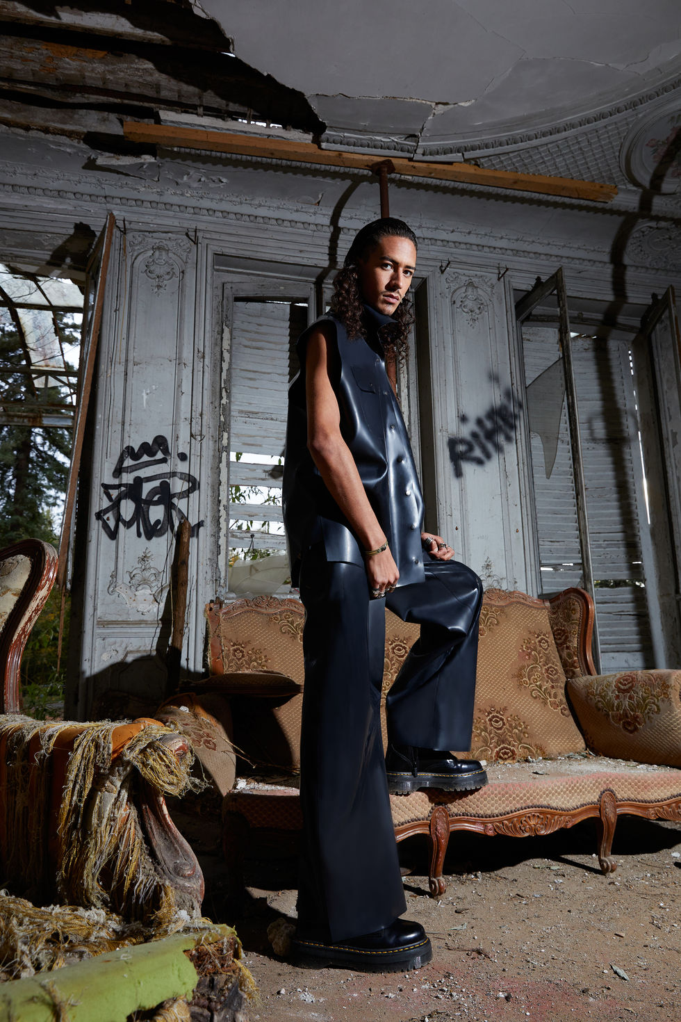 Avant-garde fashion editorial by Kotaru Iizuka