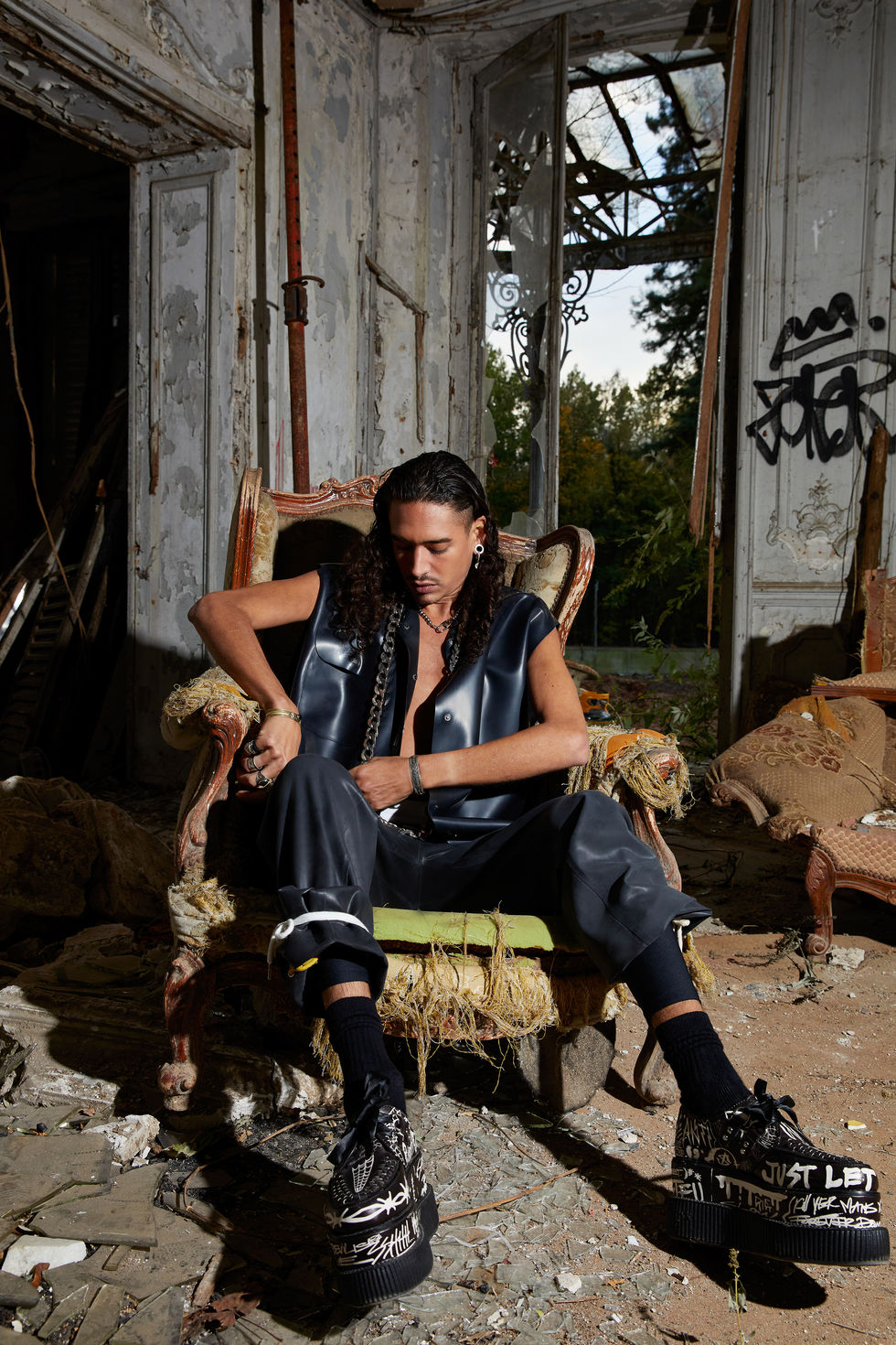 Avant-garde fashion editorial by Kotaru Iizuka