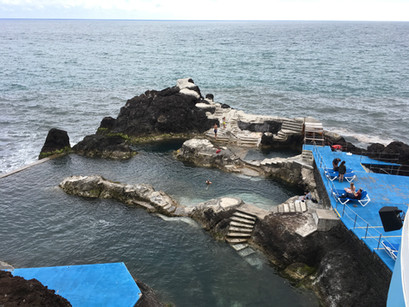 As piscinas naturais do Lido e de Docas do Cavacas, na Ilha da Madeira