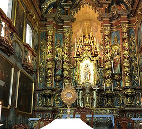 Altar mor da igreja com o Santíssimo exposto