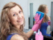 De badkamer schoonmaken