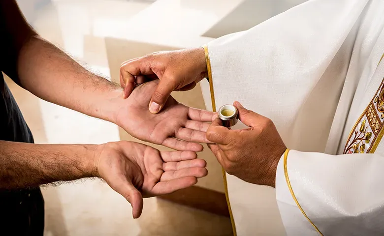youcat-credopedia_who-can-receive-anointing-of-the-sick_mobile.webp