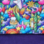 Detail van Rainbow Critter Coat paars hondenjasje met kleurrijke print en paarse fleecevoering