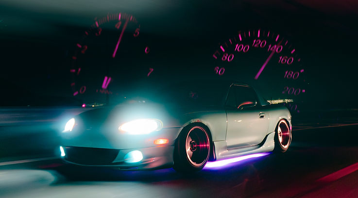 rolling shot di una mazda miata in notturna. fotografia scattata con sony alpha 6100, postprodotta in adobelightroom