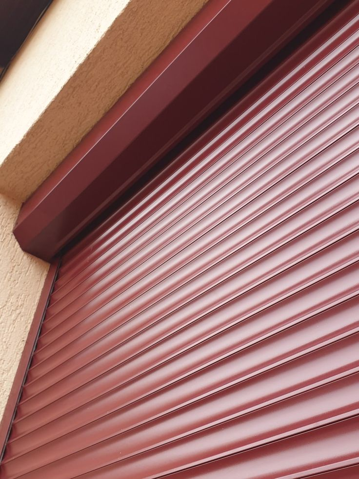 Pintu roller shutter automatik sedang beroperasi dengan kawalan dinding