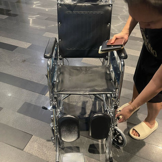 Wheelchair repair shop near me dengan kaunter servis dan paparan alat ganti.