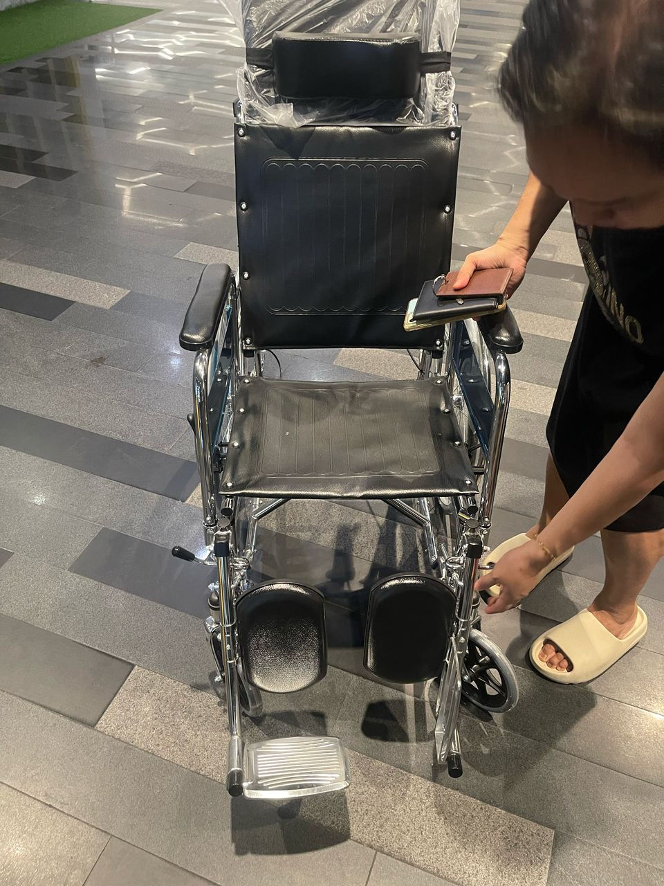 Wheelchair repair shop near me dengan kaunter servis dan paparan alat ganti.