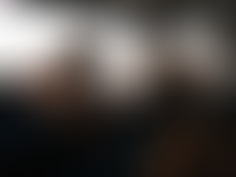 Seorang gadis menulis buku nota di dalam van