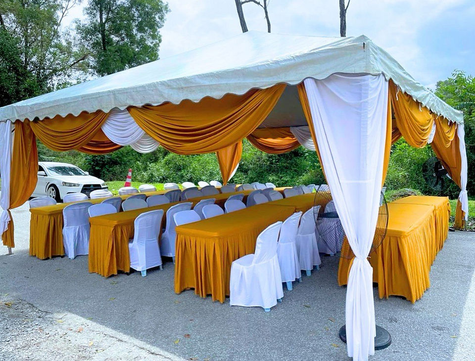 Sarung kerusi putih dengan reben emas di majlis kahwin di Penang