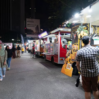 Food truck KLCC diparkir di Tapak Urban KLCC semasa waktu makan tengah hari.