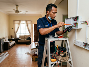 Juruelektrik memasang wiring rumah baharu pada dinding sebelum kerja plaster siap.