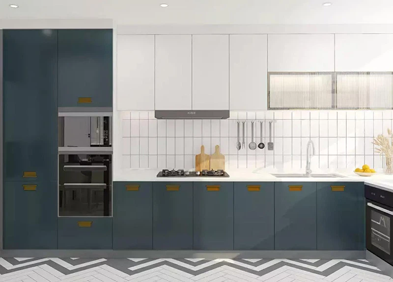 Kabinet dapur moden ruang kecil dengan rak simpanan yang tersusun kemas.