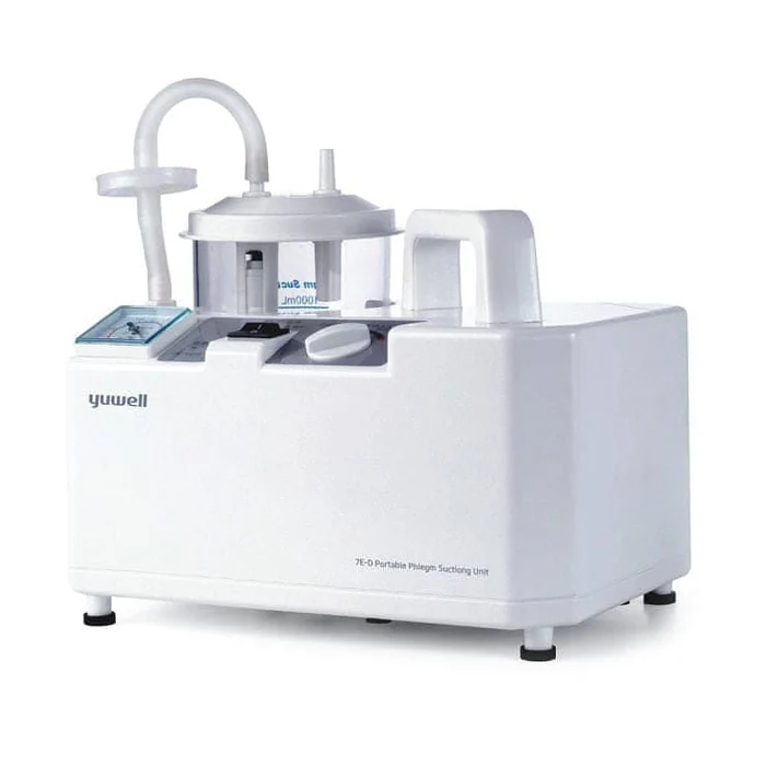 Pam suction untuk kegunaan perubatan disambung berhampiran katil hospital di klinik