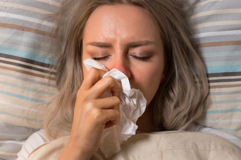 Susunan bilik tidur dengan mesin CPAP untuk rutin rawatan sleep apnea.