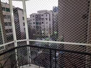 Invisible grille for condo dipasang pada balkoni untuk keselamatan penghuni.