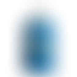 手持一瓶含有派卡瑞丁(Picaridin)成分的驱蚊喷雾,适合马来西亚户外使用,气味温和且适合敏感肌肤。