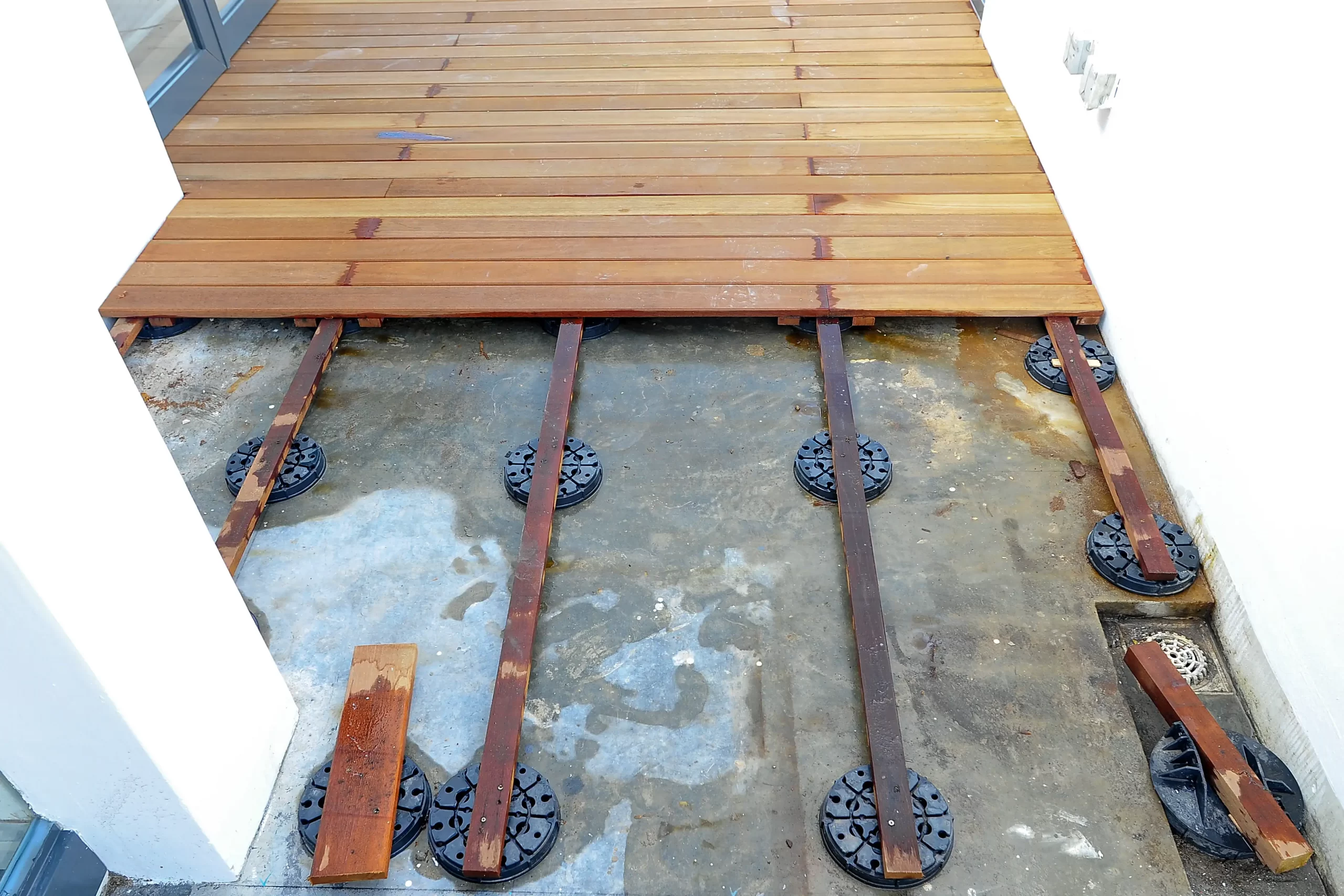 Dek anti-slip dipasang di rumah Sungai Buloh