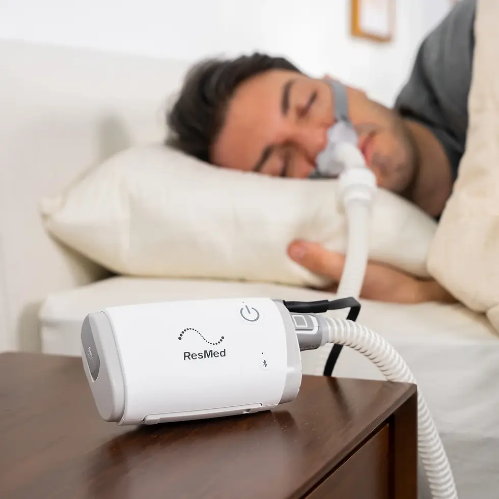 Mesin CPAP disambung kepada topeng dan hos untuk set terapi lengkap.