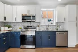 Contoh kabinet dapur simple untuk rumah teres dengan konsep moden.