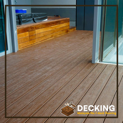 Decking moden dengan pergola aluminium hitam dan lampu hangat