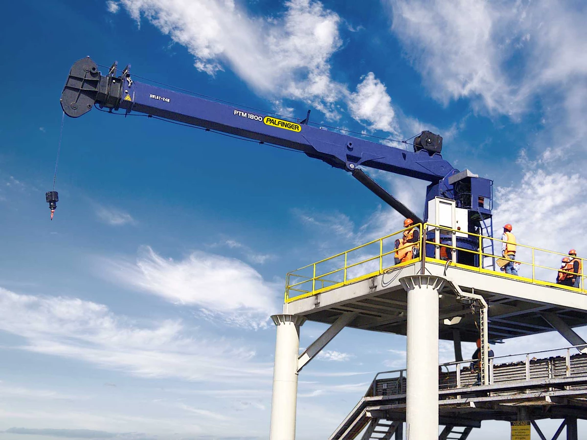 Kedudukan tengah angkatan boom teleskopik di atas lubang pembinaan