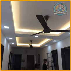 menunjukkan transformasi kemasan moden Siling plaster moden dengan lampu LED selepas pemasangan profesional