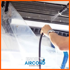 Pemilik rumah menghubungi servis repair aircond menggunakan telefon pintar