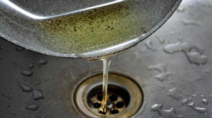 Plumber Malaysia clearing sinki tersumbat in apartment