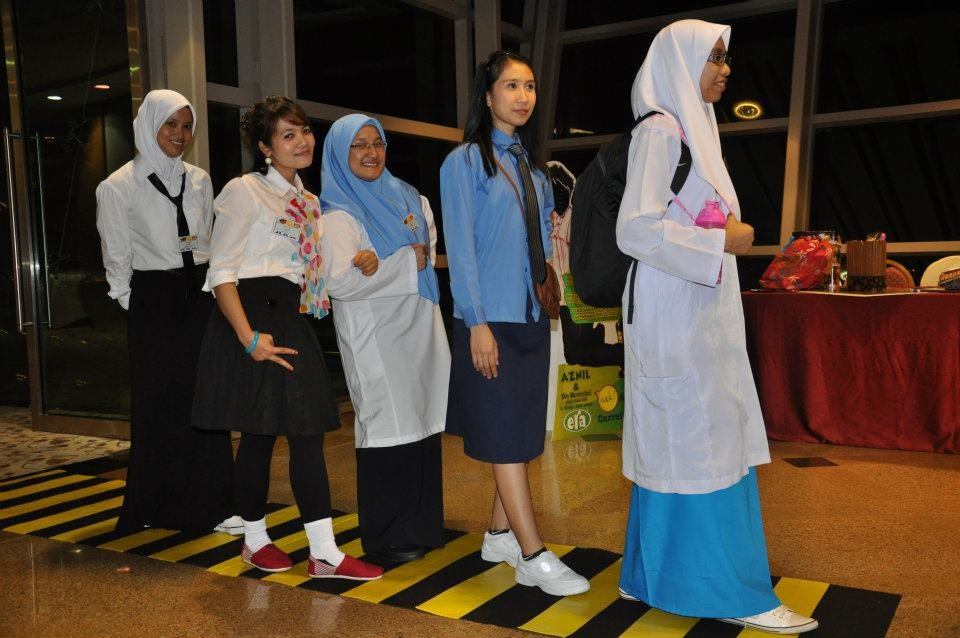 Sewa baju sanding mewah dengan sulaman tangan