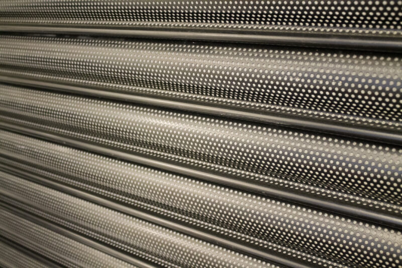 Pasukan kecemasan pembaikan roller shutter membaiki pintu yang tersekat
