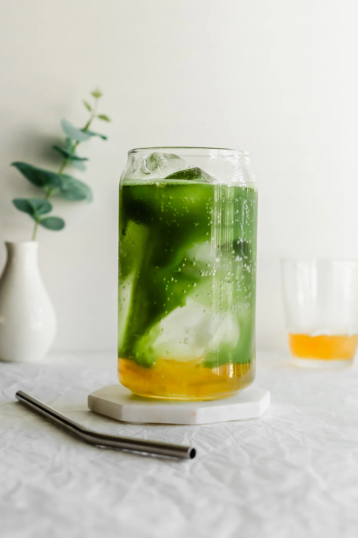 Kakitangan food truck menyediakan teh susu matcha di pasar pagi