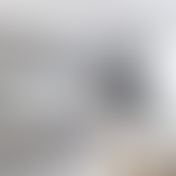 Kabinet dapur putih dengan pencahayaan lembut untuk dapur nampak lebih luas.