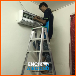 Paip aircond beku dengan pembentukan ais semasa pemeriksaan