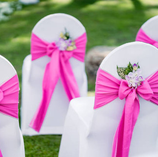 Setup garden wedding dengan meja bulat & kerusi banquet
