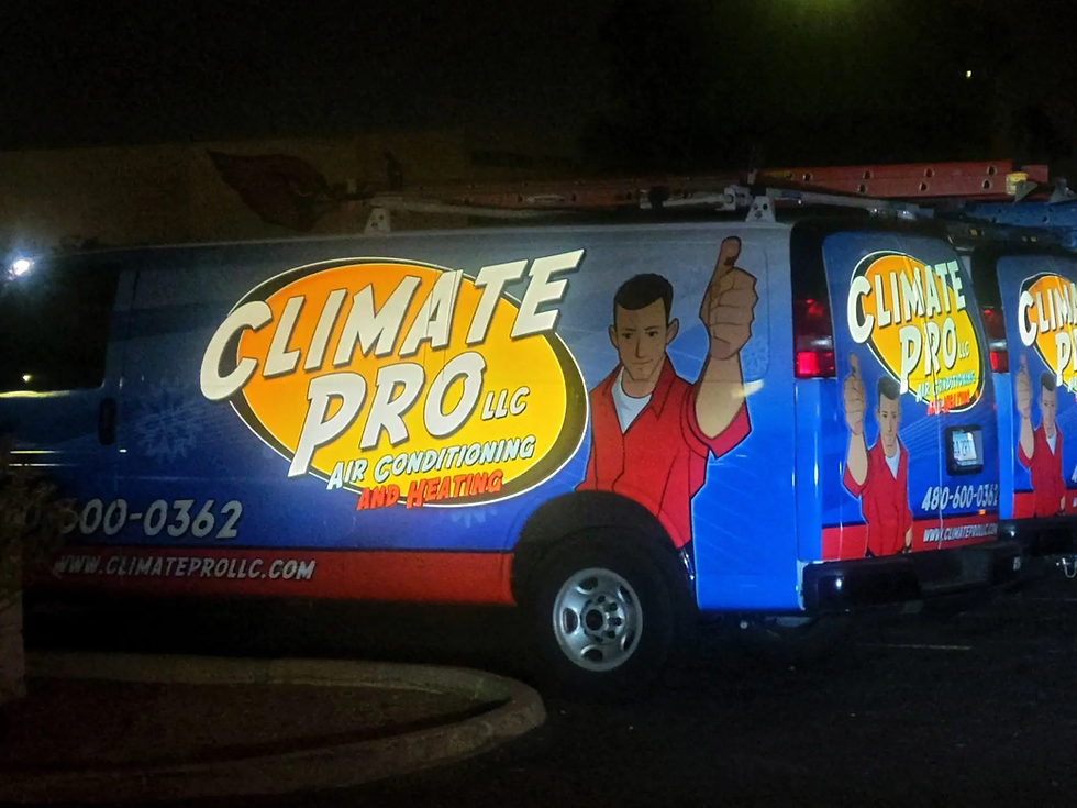 Grafik pelekat lori dipasang pada lori pengiklanan di Bangi