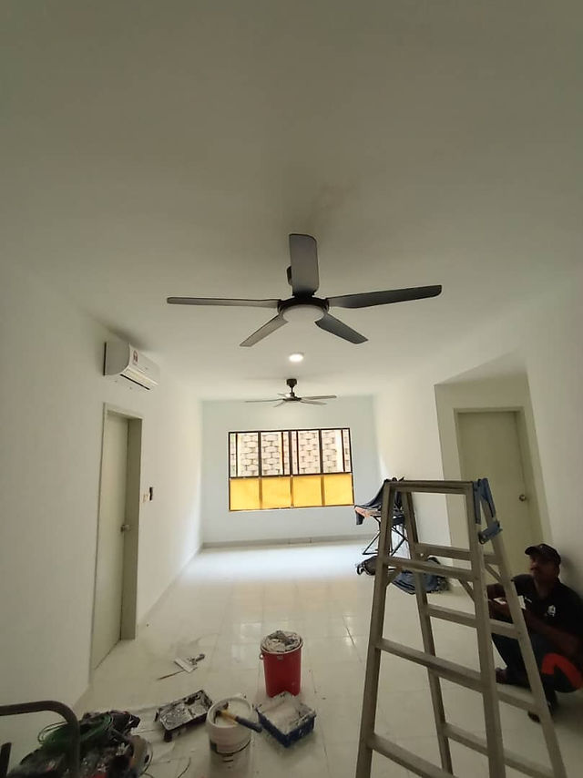 Ruang tamu yang telah siap dengan electrical wiring, menampilkan pemasangan kipas siling dan pendawaian yang kemas di rumah kediaman.