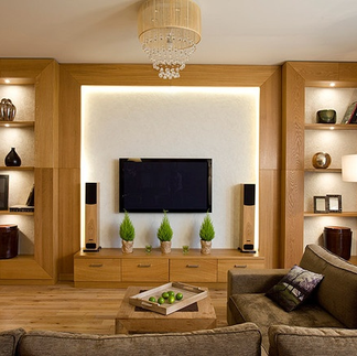 Kabinet TV moden dengan panel dinding putih di Kuala Lumpur