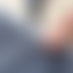 Pool timber decking dengan kemasan kayu untuk kawasan santai tepi kolam.