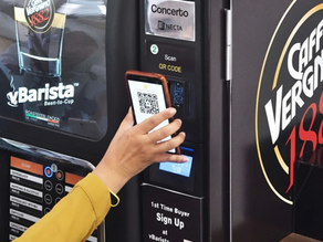 Mesin layan diri pembuat kopi menghidangkan mocha dan coklat panas