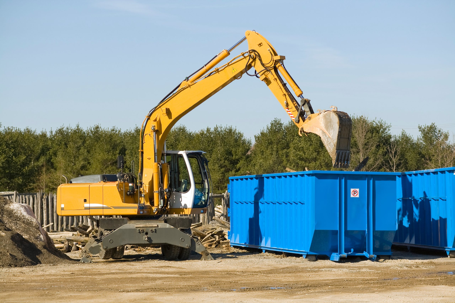 Sisa binaan dalam RORO bin biru di tapak pembinaan.