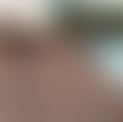 Kontraktor lantai sedang menyediakan asas dek kayu menggunakan rangka kayu