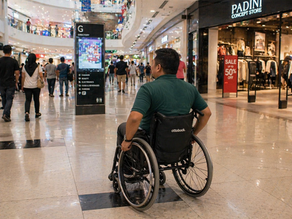 Kerusi roda elektrik diletakkan di sisi sofa dalam ruang tamu penjagaan rumah.