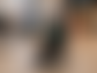 Kerusi roda elektrik diletakkan di sisi sofa dalam ruang tamu penjagaan rumah.