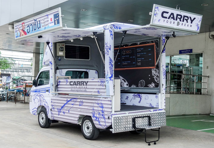 Setup food truck dengan lampu dan kanopi untuk event.