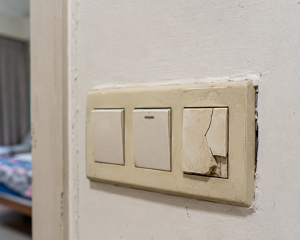 Peralatan wiring rumah disusun bersama tester, pemotong wayar dan conduit.
