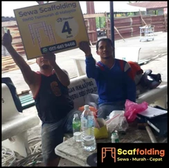 Pekerja memasang scaffolding di bahagian luar bangunan tinggi
