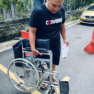 Wheelchair rental dihantar ke rumah bersama footrest dan kusyen tempat duduk.
