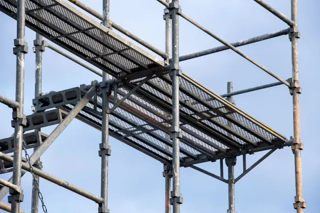 Cantilever scaffolding