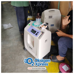 Patient using oxygen therapy during sleep at home.